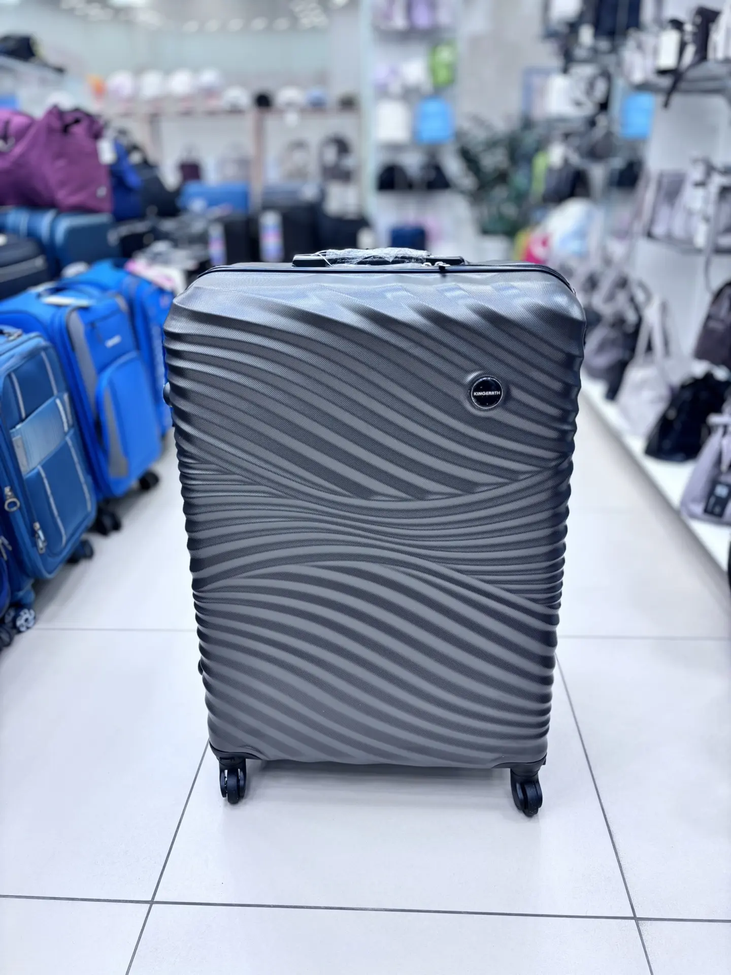 Чемодан L из ABS-пластика, графит, 100 л, пример размера L в магазине Сумки 16 в Казани