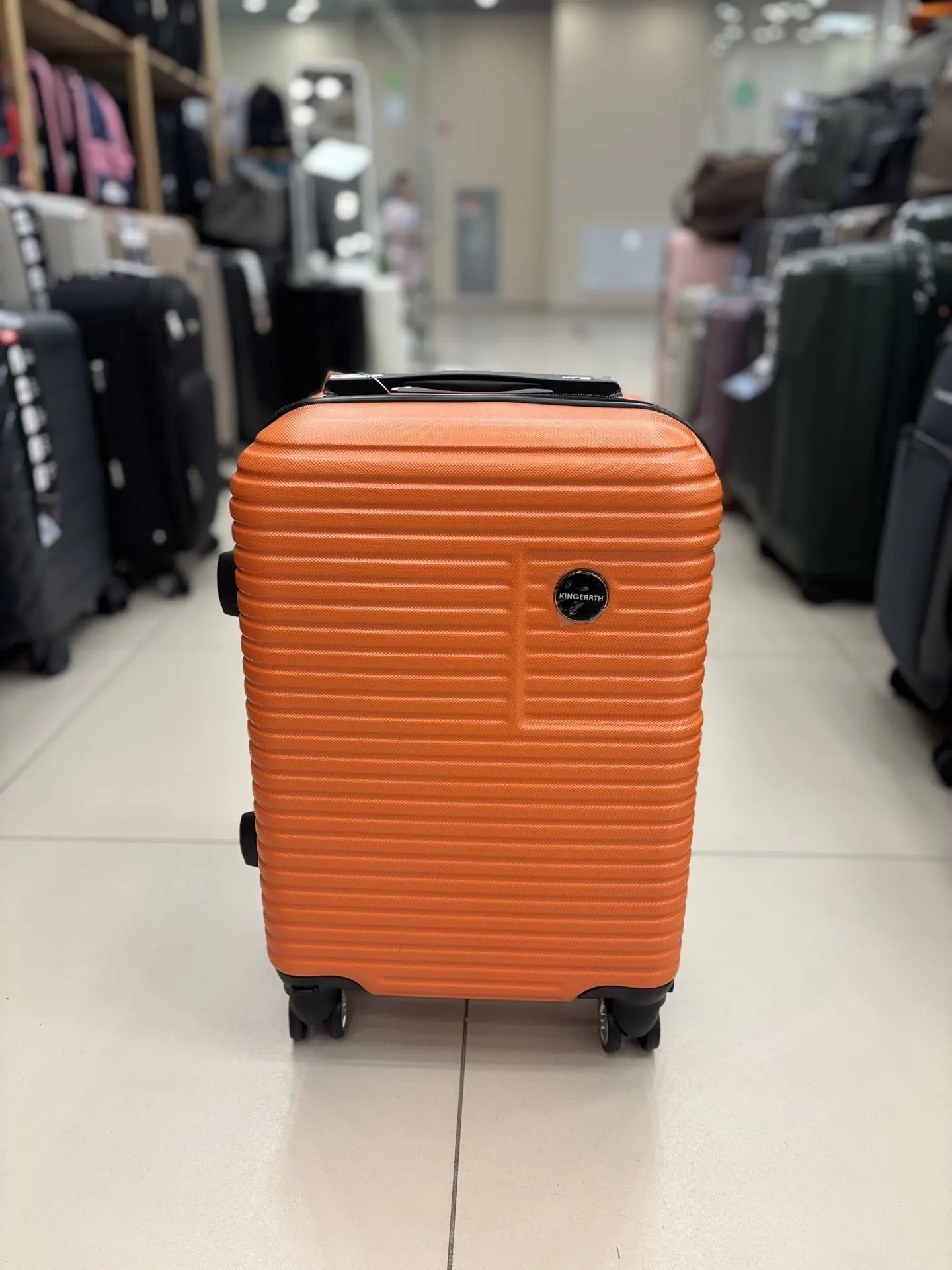 Чемодан S из ABS-пластика, оранжевый, 38&nbsp;л, за 3&nbsp;990&nbsp;₽ в магазине Сумки 16 в Казани