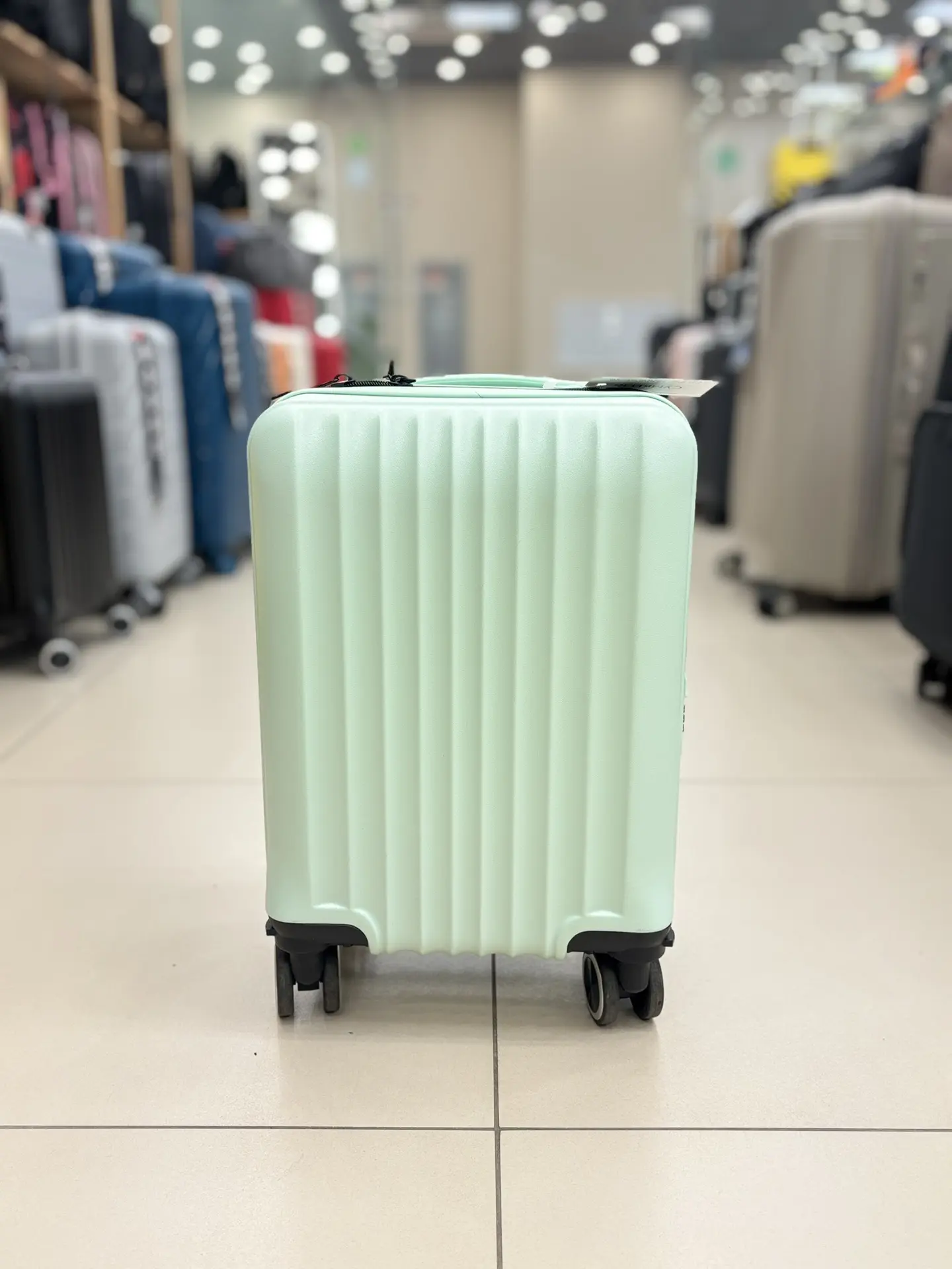 Чемодан XS из поликарбоната, мятный, 24 л, для ручной клади flydubai, магазин Сумки 16 в Казани