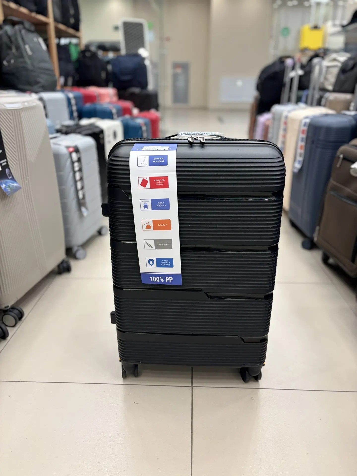 Чёрный чемодан M из полипропилена с замком TSA в магазине Сумки 16, Казань